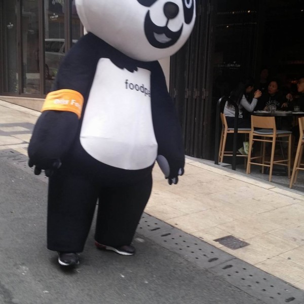 2. A Foodpanda ételfutár medvéibe bárhol belefuthatsz